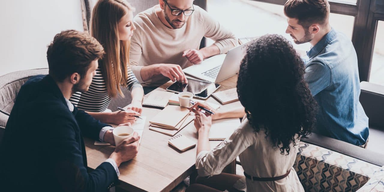 Profissionais em reunião